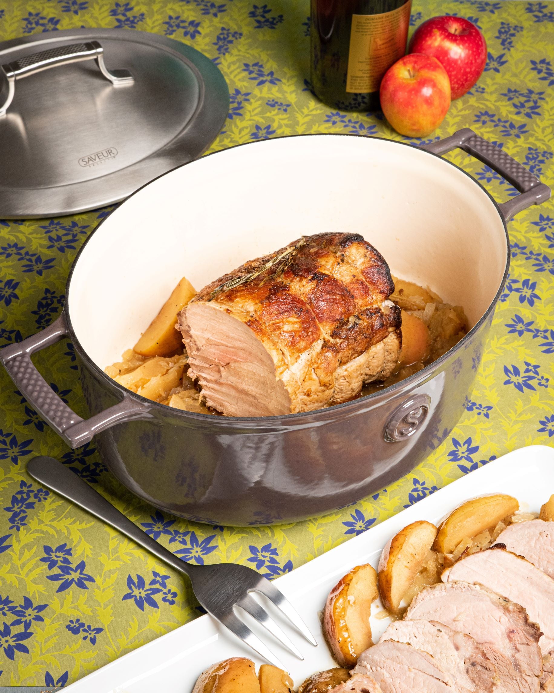 Saveur Selects Voyage Series Enamelled Cast Iron Oval Roaster with Double Walled Insulating Lid - 30cm