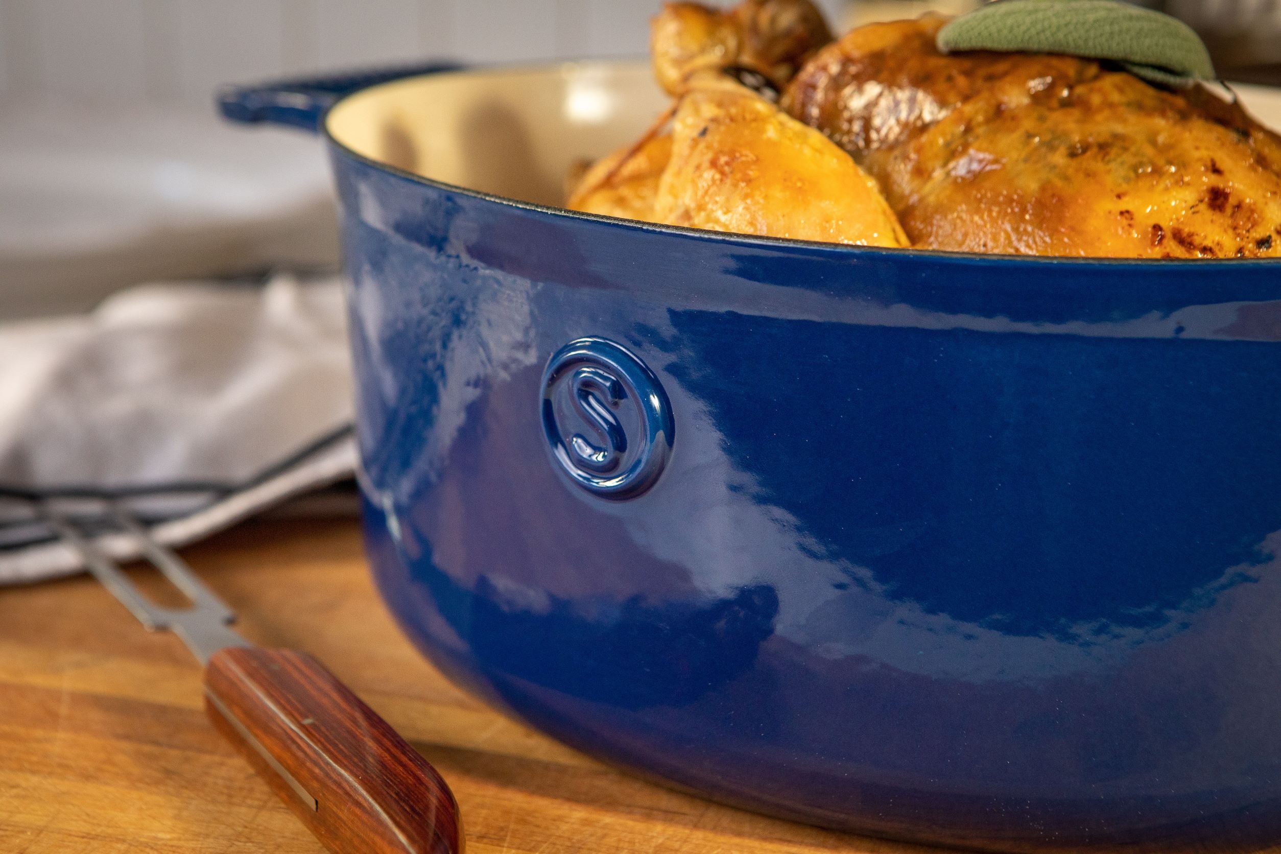Saveur Selects Voyage Series Enamelled Cast Iron Oval Roaster with Double Walled Insulating Lid - 30cm